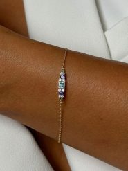 Les Petites Précieuses Pozłacana bransoletka z elementem ozdobnym rozmiar: onesize. Niebieskie bransoletki Les Petites Précieuses, z cyrkonią, pozłacane. Za 105.14 zł.