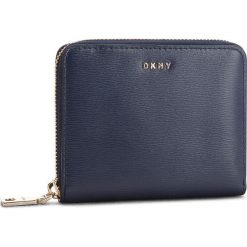 Duży Portfel Damski DKNY - Bryant Sm Zip Around R8313656 Navy NVY. Niebieskie portfele DKNY, bez wzorów, ze skóry. W wyprzedaży za 289.00 zł.