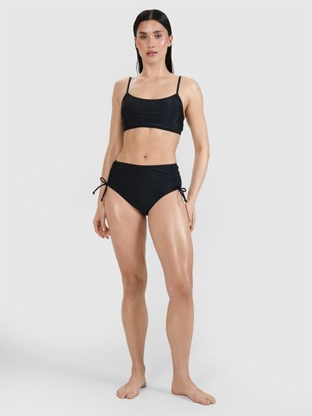4F Góra od bikini damska - czarna M. Czarne szorty 4f, bez wzorów, z elastanu, eleganckie. W wyprzedaży za 39.99 zł.