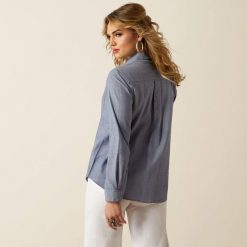 Damska koszula do jazdy konnej Ariat Billie Jean. Niebieskie koszule Ariat, bez wzorów, eleganckie, bez kołnierzyka, bez ramiączek. Za 305.00 zł.