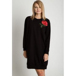 Czarna sukienka z haftem RABARBAR. Czarne sukienki RABARBAR, s, z aplikacjami, z dzianiny, sportowe, bez kołnierzyka, bez ramiączek, maxi, oversize. W wyprzedaży za 139.00 zł.