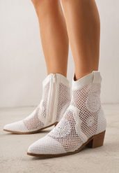 Białe Ażurowe Botki Kowbojki z Haftem na Niskim Obcasie Typu Stożek Bertolina. Białe botki Born2be, w ażurowe wzory, z jeansu, bez obcasa, na obcasie, bez zapięcia. Za 139.99 zł.