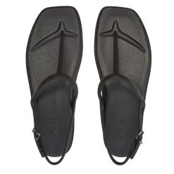 Sandały Crocs. Czarne sandały Crocs, bez wzorów, bez obcasa, na płaskiej podeszwie, bez zapięcia. Za 179.99 zł.