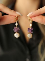 Pierres delicates Pozłacane kolczyki-wkrętki z perłami i ametystami rozmiar: onesize. Białe kolczyki Pierres delicates, z ametystem, pozłacane. Za 65.99 zł.