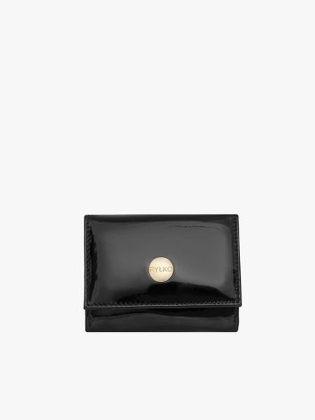 Lakierowany portfel damski w czarnym kolorze. Czarne portfele Ryłko, bez wzorów, z lakierowanej skóry. W wyprzedaży za 206.99 zł.