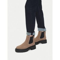Sztyblety Beverly Hills Polo Club. Brązowe botki Beverly Hills Polo Club, bez wzorów, bez obcasa, na płaskiej podeszwie, bez zapięcia. Za 229.99 zł.