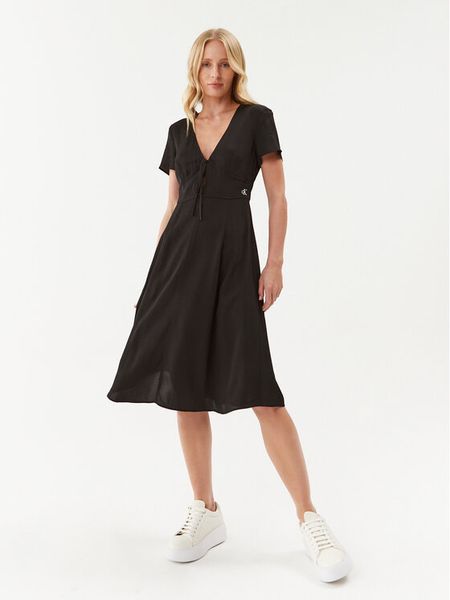 Calvin Klein Jeans Sukienka codzienna J20J221140 Czarny Regular Fit. Czarne sukienki Calvin Klein Jeans, na co dzień, m, bez wzorów, z jeansu, bez kołnierzyka, bez ramiączek, proste. Za 399.99 zł.