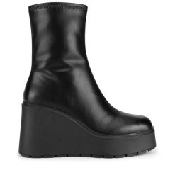 Botki DeeZee. Czarne botki DeeZee, bez wzorów, bez obcasa, na koturnie, bez zapięcia. Za 159.99 zł.