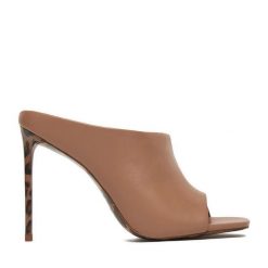 Klapki Eva Minge. Brązowe klapki Eva Minge, bez wzorów, bez obcasa. Za 449.99 zł.