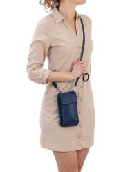 Lia Biassoni Skórzana torebka "Cerca" w kolorze niebieskim na telefon - 11 x 19 x 4 cm rozmiar: onesize. Niebieskie torby na ramię Lia Biassoni, bez wzorów, z materiału, przez ramię, bez dodatków. Za 173.99 zł.