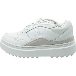 Buty sportowe damskie Le Coq Sportif LCS T2000. Białe obuwie sportowe Le Coq Sportif, ze skóry, bez zapięcia, trekkingowe. W wyprzedaży za 490.00 zł.