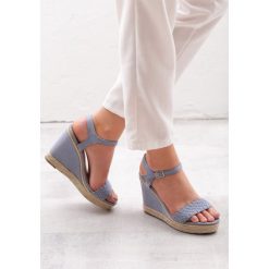 Niebieskie Sandały Paralyze. Niebieskie sandały Born2be, bez wzorów, bez obcasa, na koturnie, bez zapięcia. Za 39.99 zł.