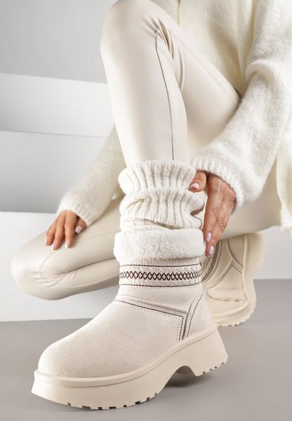 Beżowe Krótkie Śniegowce Wsuwane z Haftem i Futerkiem przy Cholewce Miovadia. Brązowe trapery i śniegowce Renee, z wełny. Za 99.99 zł.