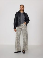 Jeansy w zwierzęcy wzór - beżowy. Brązowe jeansy Reserved, bez wzorów. Za 159.99 zł.