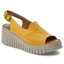 Żółte Sandały Artiker Modne Obuwie Damskie. Żółte sandały Artiker, bez wzorów, ze skóry, z otwartym noskiem, bez obcasa, na koturnie, bez zapięcia. Za 259.00 zł.