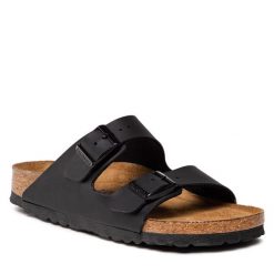 Klapki Birkenstock. Czarne klapki Birkenstock, bez wzorów, bez obcasa. Za 359.99 zł.