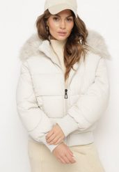 Jasnobeżowa Pikowana Kurtka z Szerokimi Ściągaczami i Ozdobnym Futrem przy Kapturze Inandria. Brązowe kurtki narciarskie Born2be, xl, bez wzorów, z futra, bez kaptura, narciarskie. Za 69.99 zł.