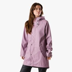 Kurtka przeciwdeszczowa turystyka damska Swedemount Väderöarna Coat wodoodporna. Fioletowe kurtki sportowe SWEDEMOUNT, bez wzorów, bez kaptura. W wyprzedaży za 207.00 zł.