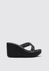 Klapki dla kobiet Ipanema HIGH FASHION SLIDE. Czarne klapki Ipanema, bez wzorów, z gumy, bez obcasa, na koturnie. Za 149.00 zł.