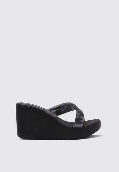 Klapki damskie na platformie Ipanema 83520 HIGH FASHION SLIDE FEM. Czarne klapki Ipanema, bez wzorów, z materiału, bez obcasa, na koturnie. Za 109.00 zł.