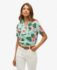 Superdry Koszula Beach Resort z 100% wiskozy z nadrukiem – Luna Rose Mint. Zielone koszule Superdry, bez wzorów, z wiskozy, bez kołnierzyka, bez ramiączek. Za 215.10 zł.