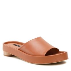 Klapki GINO ROSSI. Brązowe klapki Gino Rossi, bez wzorów, bez obcasa. Za 299.99 zł.