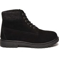 BUTY DAMSKIE, TRAPERY Z WYKOŃCZENIEM DZIANINOWYM PRZY CHOLEWCE. Czarne trapery i śniegowce TROLL, z dzianiny, przed kolano. W wyprzedaży za 64.99 zł.