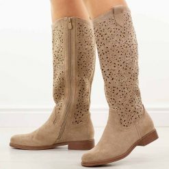 Beżowe ażurowe kozaki damskie S.Barski 8023. Brązowe kozaki S.BARSKI, na jesień, z zamszu, bez obcasa, na obcasie, bez zapięcia. Za 269.00 zł.