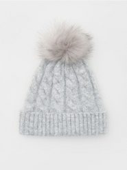 Czapka z pomponem - jasnoszary. Szare czapki Reserved, bez wzorów. W wyprzedaży za 39.99 zł.