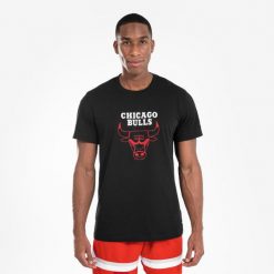 Koszulka do gry w koszykówkę unisex Tarmak NBA Chicago Bulls TS 900. Czarne bluzki TARMAK, m, bez wzorów, z bawełny, sportowe, bez kołnierzyka, bez ramiączek. Za 79.99 zł.