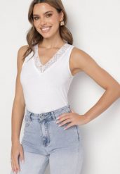 Biały Bawełniany Top Ozdobiony Koronką przy Dekolcie Marithiel. Białe topy Born2be, l, bez wzorów, z bawełny, bez kołnierzyka, bez ramiączek. Za 19.99 zł.
