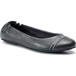 Baleriny TOMMY HILFIGER - Feminine Satin Detail Ballerina FW0FW04265 Midnight 403. Niebieskie baleriny TOMMY HILFIGER, bez wzorów, z materiału, bez obcasa. Za 399.00 zł.