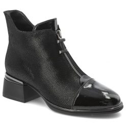 Botki damskie D&A o eleganckim fasonie z dekoracyjnym zamkiem lakierowanym noskiem i stabilnym niskim obcasem czarne, CR62-3193 Black. Czarne botki S.BARSKI, bez wzorów, bez obcasa, bez zapięcia. Za 469.00 zł.