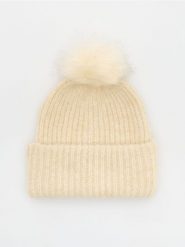 Czapka beanie z pomponem - złamana biel. Czapki Reserved, bez wzorów. W wyprzedaży za 17.99 zł.