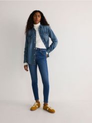 Jeansy slim fit z wysokim stanem - granatowy. Niebieskie jeansy Reserved, bez wzorów, z podwyższonym stanem. W wyprzedaży za 79.99 zł.