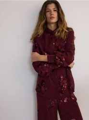 Satynowa koszula z cekinowymi aplikacjami - burgundowy. Czerwone koszule Reserved, l, z aplikacjami, z satyny, bez kołnierzyka, bez ramiączek. W wyprzedaży za 219.99 zł.