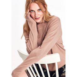 SWETER DAMSKI W MODNYM FASONIE. Brązowe swetry marki TOP SECRET, na jesień, z dzianiny. W wyprzedaży za 39.99 zł.