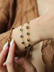 Pierres delicates Pozłacana bransoletka z kryształami rozmiar: onesize. Zielone bransoletki Pierres delicates, z kryształem, pozłacane. Za 39.99 zł.