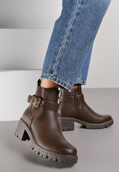 Brązowe Botki Sztyblety do Kostki na Niskim Słupku Zdobione Paskiem z Klamerką Larteme. Brązowe botki Born2be, z aplikacjami, z jeansu, bez obcasa, na obcasie, bez zapięcia. Za 139.99 zł.