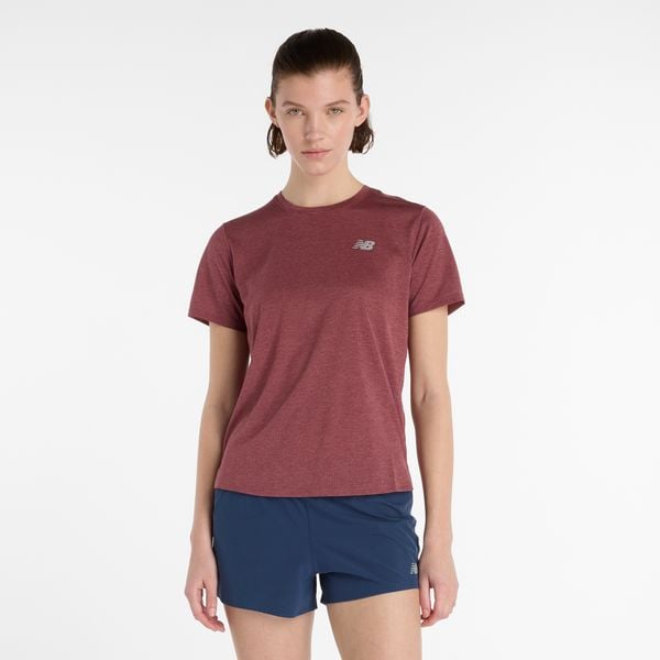 Koszulka damska New Balance WT41253WUR – bordowa. Czerwone bluzki New Balance, xs, bez wzorów, z materiału, sportowe, bez kołnierzyka, bez ramiączek. Za 199.99 zł.