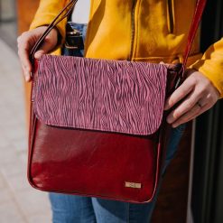 Listonoszka skórzana SHE 411 bordowa + różowa zebra. Czerwone torebki klasyczne SHE, bez wzorów, ze skóry, bez dodatków. Za 246.99 zł.