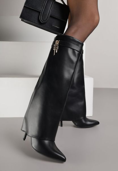 Czarne Kozaki na Szpilce z Cholewką Imitującą Nogawkę z Aplikacją Kłódką Vetidora. Czarne kozaki Born2be, na zimę, z materiału, ze szpiczastym noskiem, bez obcasa, na obcasie, bez zapięcia. Za 159.99 zł.