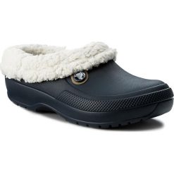 Kapcie CROCS - Classic Blitzen III Clog 204563 Navy/Oatmeal. Niebieskie obuwie domowe Crocs, bez wzorów, z syntetyku, bez zapięcia. W wyprzedaży za 169.00 zł.