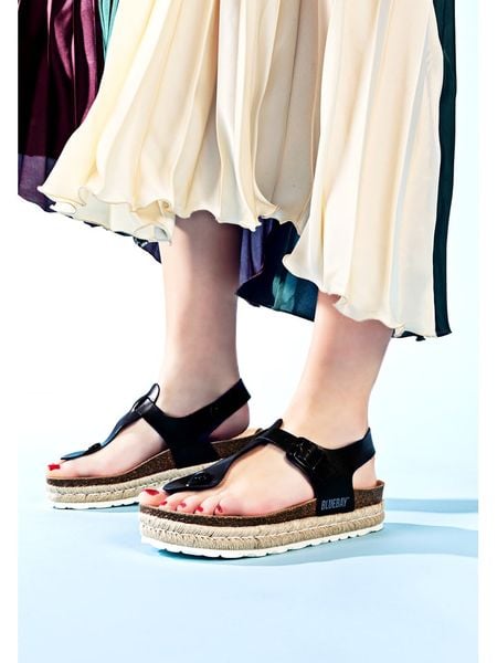 Blue Bay Sandały "Sardou" w kolorze czarnym rozmiar: 38. Czarne sandały Blue Bay, bez wzorów, klasyczne, z otwartym noskiem, bez obcasa, bez zapięcia. Za 144.58 zł.