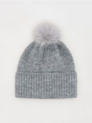 Czapka beanie z pomponem - jasnoszary. Szare czapki Reserved, bez wzorów. W wyprzedaży za 19.99 zł.