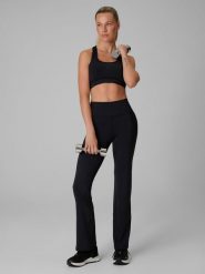 4F Legginsy treningowe z rozszerzanymi nogawkami damskie - czarne M. Czarne legginsy 4f, m, bez wzorów, z podwyższonym stanem. Za 149.99 zł.