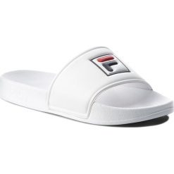 Klapki FILA - Palm Beach Slipper Wmn 1010341.1FG White. Białe klapki Fila, bez wzorów, ze skóry ekologicznej, bez obcasa. W wyprzedaży za 99.00 zł.