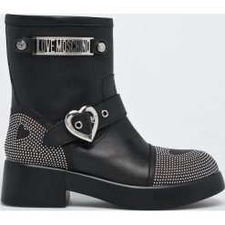 Love Moschino - Botki. Czarne botki Love Moschino, bez wzorów, z materiału, z okrągłym noskiem, bez obcasa, na obcasie, bez zapięcia. W wyprzedaży za 999.90 zł.