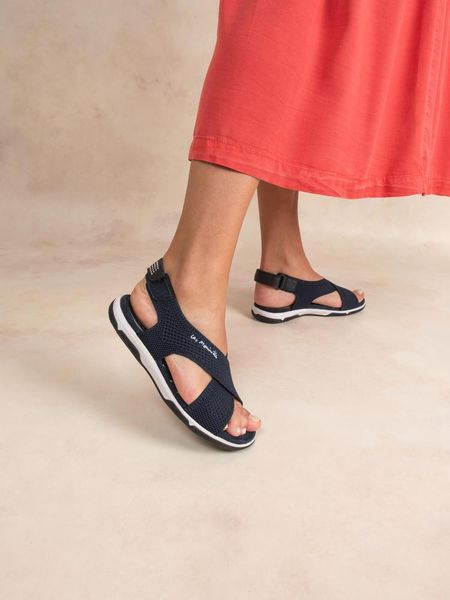 Sandały damskie TBS Jazzfit. Niebieskie sandały Tbs, bez wzorów, z materiału, eleganckie, bez obcasa, bez zapięcia. Za 327.85 zł.