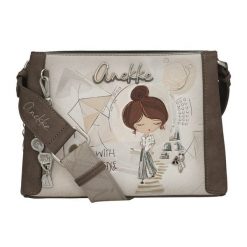 Torebka damska Anekke, na ramię z dekoracyjnym nadrukiem i metalowym logo zapinana na zamek z szerokim regulowanym paskiem oraz ozdobnym brelokiem, b. Brązowe torby na ramię Anekke, bez wzorów, na ramię, z nadrukiem, bez dodatków. Za 339.00 zł.